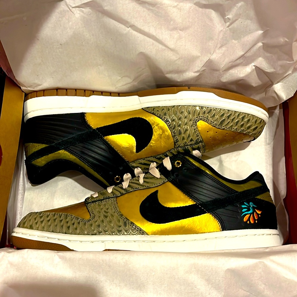 Limited edition Nike Familia Dunk Low - Men’s 8.5/Women’s 10